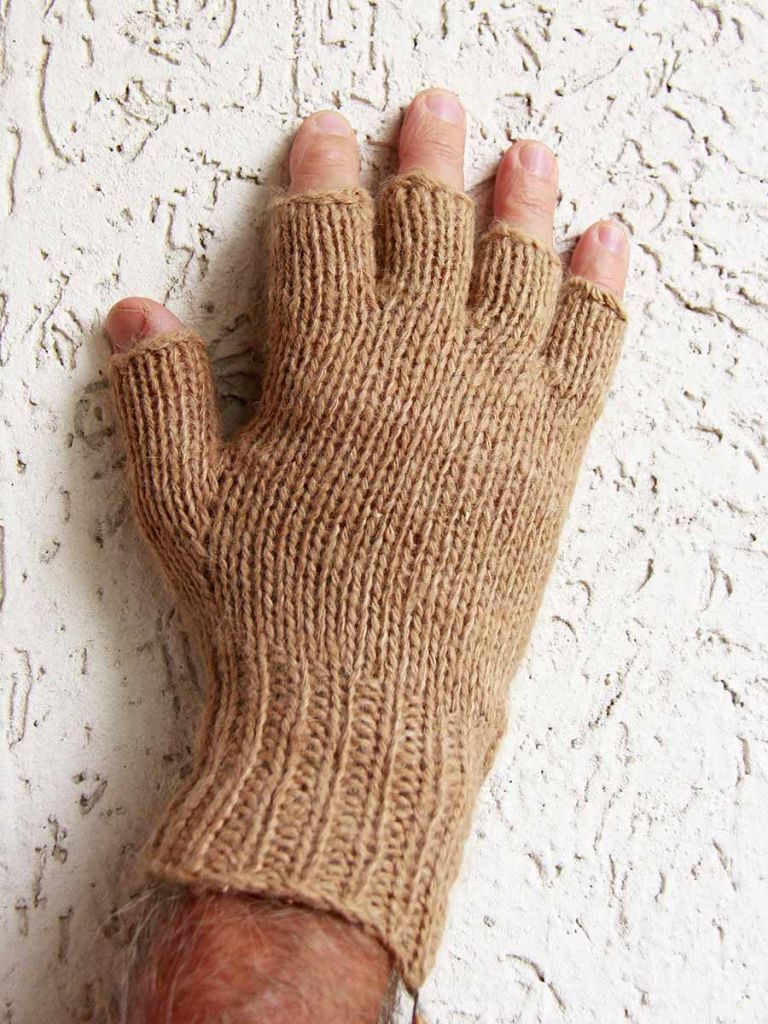 https://www.lamamita.co.uk/storage/prodotto/18795/conversions/men-s-alpaca-fingerless-gloves-pancho-large.jpg